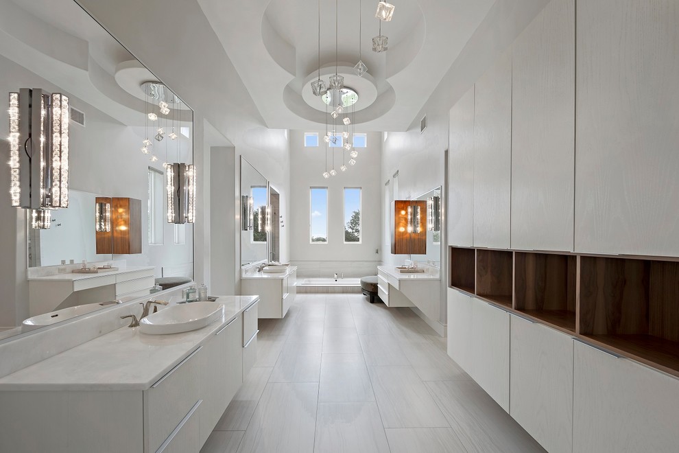 Свежая идея для дизайна: главная ванная комната в современном стиле с плоскими фасадами, белыми фасадами, накладной ванной, белыми стенами, накладной раковиной, серым полом и белой столешницей - отличное фото интерьера
