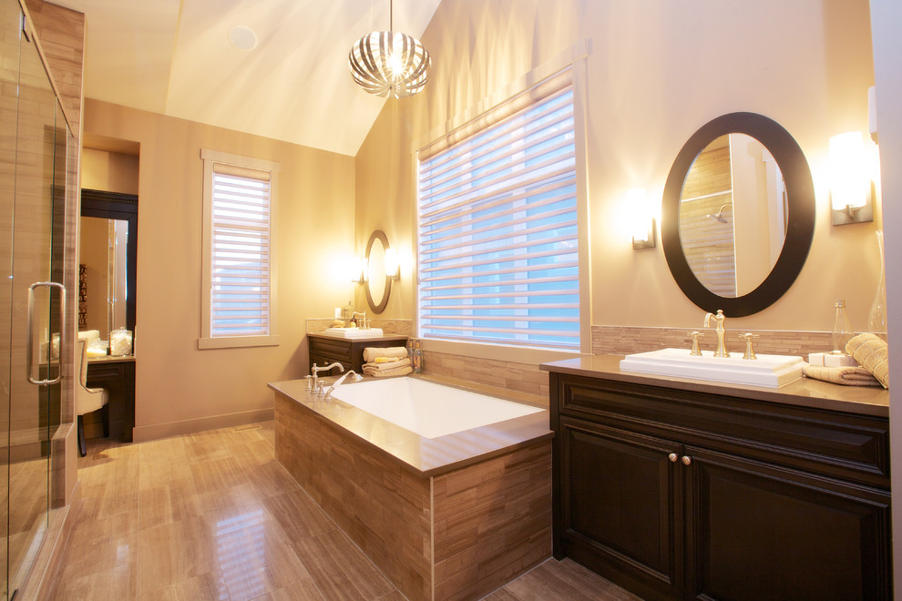 Immagine di una stanza da bagno design con lavabo da incasso, ante con bugna sagomata, ante in legno bruno, vasca sottopiano, doccia alcova e piastrelle beige