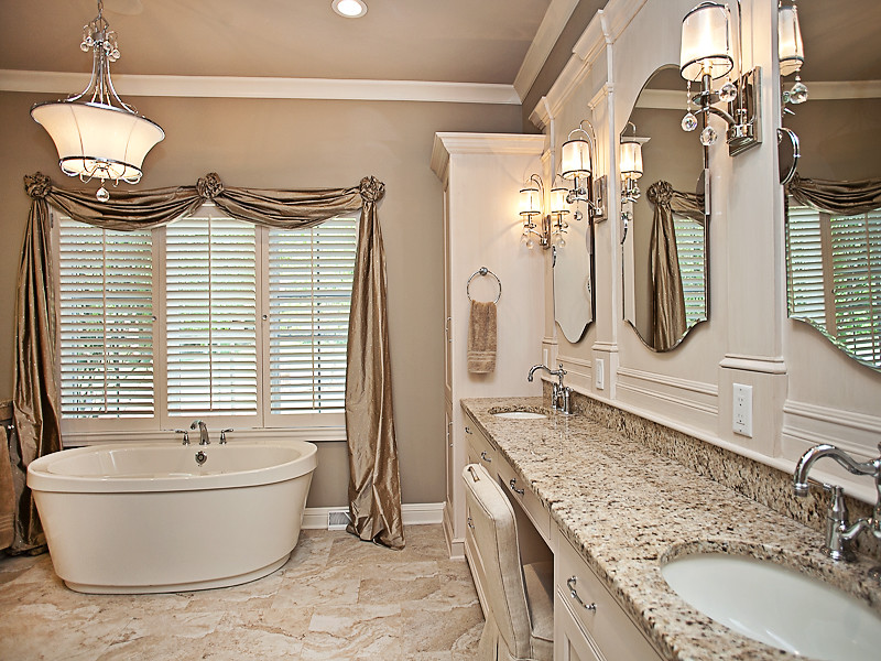 Inredning av ett klassiskt mellanstort en-suite badrum, med luckor med infälld panel, vita skåp, ett fristående badkar, beige väggar, klinkergolv i keramik, ett undermonterad handfat, granitbänkskiva och beiget golv