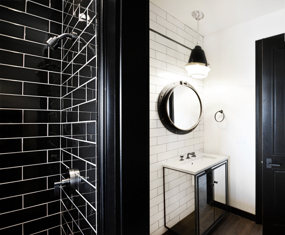 Exempel på ett mellanstort klassiskt vit vitt badrum, med luckor med glaspanel, svart och vit kakel, keramikplattor, vita väggar, klinkergolv i porslin, ett undermonterad handfat, marmorbänkskiva, brunt golv, vita skåp, en dusch i en alkov och dusch med gångjärnsdörr