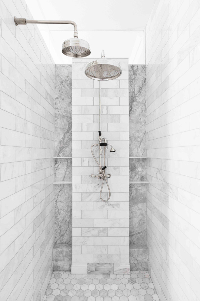 Идея дизайна: большая главная ванная комната в стиле неоклассика (современная классика) с фасадами островного типа, белыми фасадами, отдельно стоящей ванной, двойным душем, белой плиткой, мраморной плиткой, белыми стенами, мраморным полом, врезной раковиной, мраморной столешницей, серым полом, открытым душем и серой столешницей
