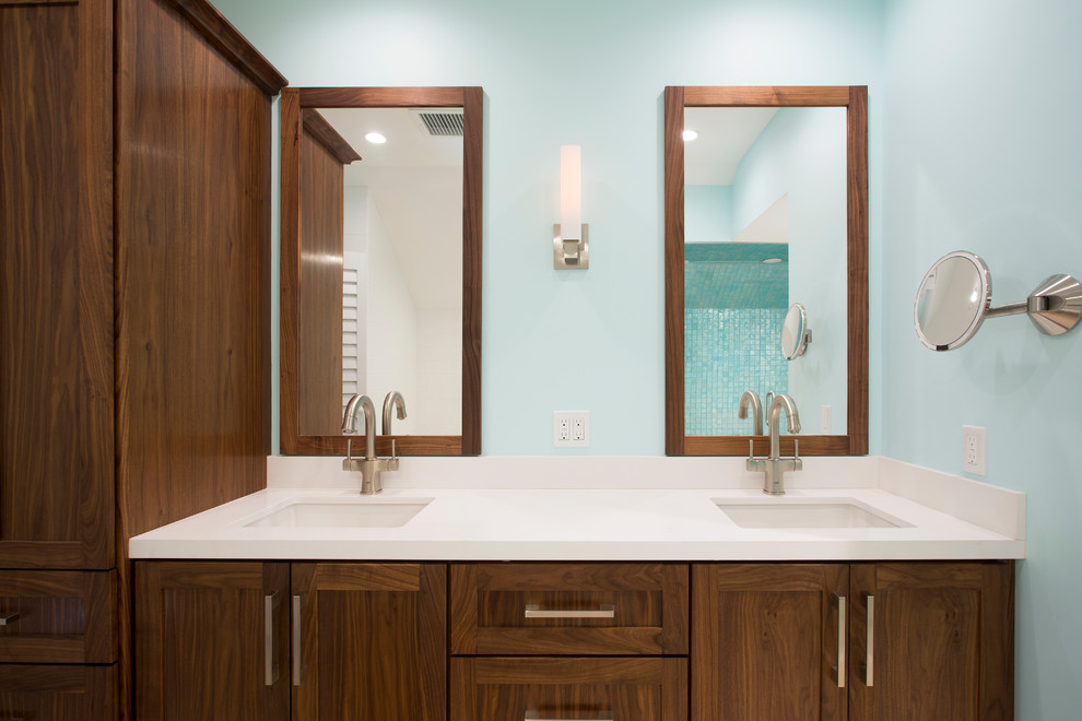Idée de décoration pour une salle de bain principale marine en bois foncé de taille moyenne avec un placard à porte shaker, une baignoire indépendante, une douche d'angle, WC à poser, un carrelage multicolore, un carrelage en pâte de verre, un mur bleu, un sol en travertin, un lavabo encastré et un plan de toilette en quartz modifié.