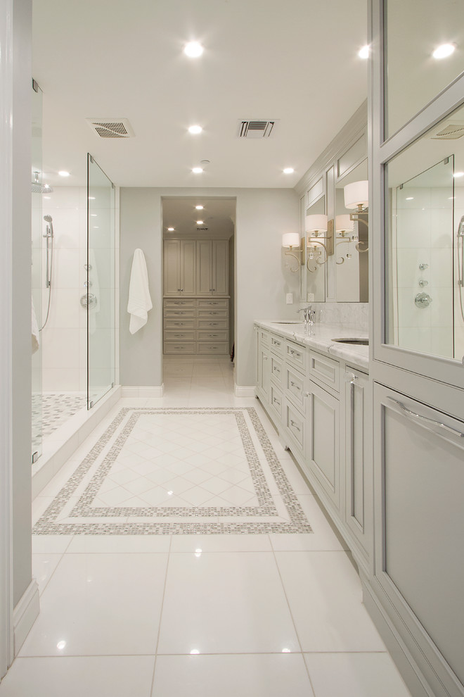 Свежая идея для дизайна: главная ванная комната в стиле неоклассика (современная классика) с фасадами в стиле шейкер, серыми фасадами, двойным душем, унитазом-моноблоком, белой плиткой, плиткой мозаикой, серыми стенами, мраморным полом, врезной раковиной и мраморной столешницей - отличное фото интерьера