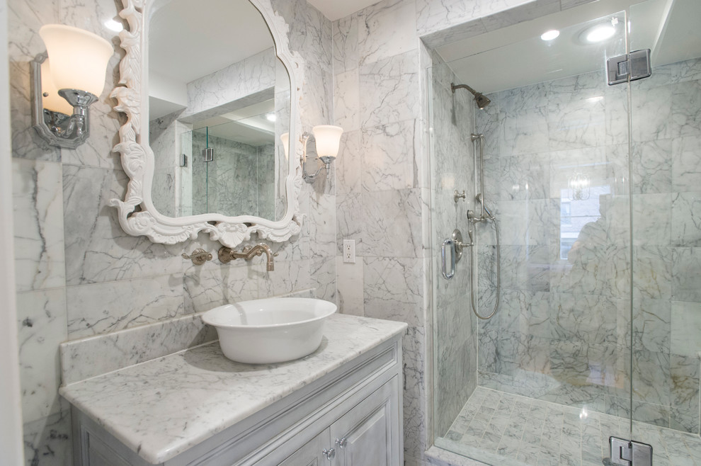 Идея дизайна: ванная комната в классическом стиле с настольной раковиной
