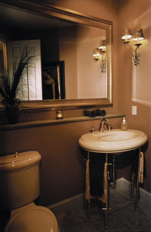 Свежая идея для дизайна: большая ванная комната в стиле неоклассика (современная классика) с раздельным унитазом, бежевой плиткой, керамогранитной плиткой, полом из керамогранита, оранжевыми стенами, душевой кабиной, раковиной с пьедесталом и столешницей из известняка - отличное фото интерьера