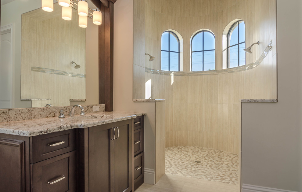 Foto de cuarto de baño tradicional renovado extra grande con armarios con paneles con relieve, encimera de granito y ducha abierta
