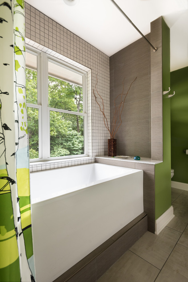 Идея дизайна: главная ванная комната среднего размера в стиле ретро с накладной ванной, душем над ванной, унитазом-моноблоком, серой плиткой, зелеными стенами, полом из керамической плитки, врезной раковиной, шторкой для ванной, керамической плиткой и серым полом