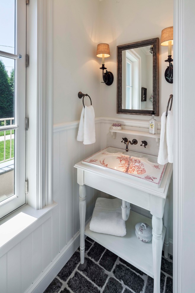 Idée de décoration pour une petite salle de bain bohème avec un mur blanc, un plan vasque, un sol gris et un sol en calcaire.