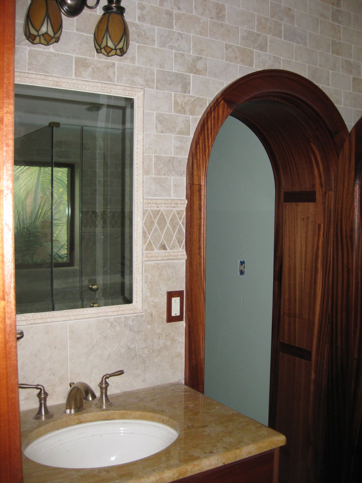 タンパにある地中海スタイルのおしゃれな浴室の写真