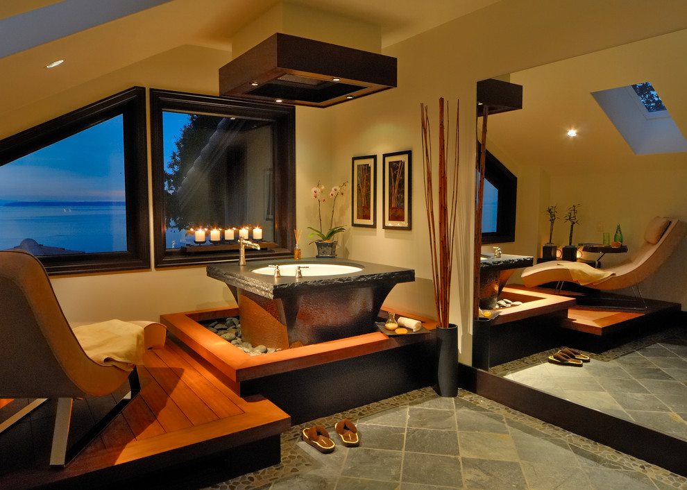 Ejemplo de cuarto de baño principal de estilo zen de tamaño medio con bañera japonesa, paredes beige y suelo de baldosas de cerámica