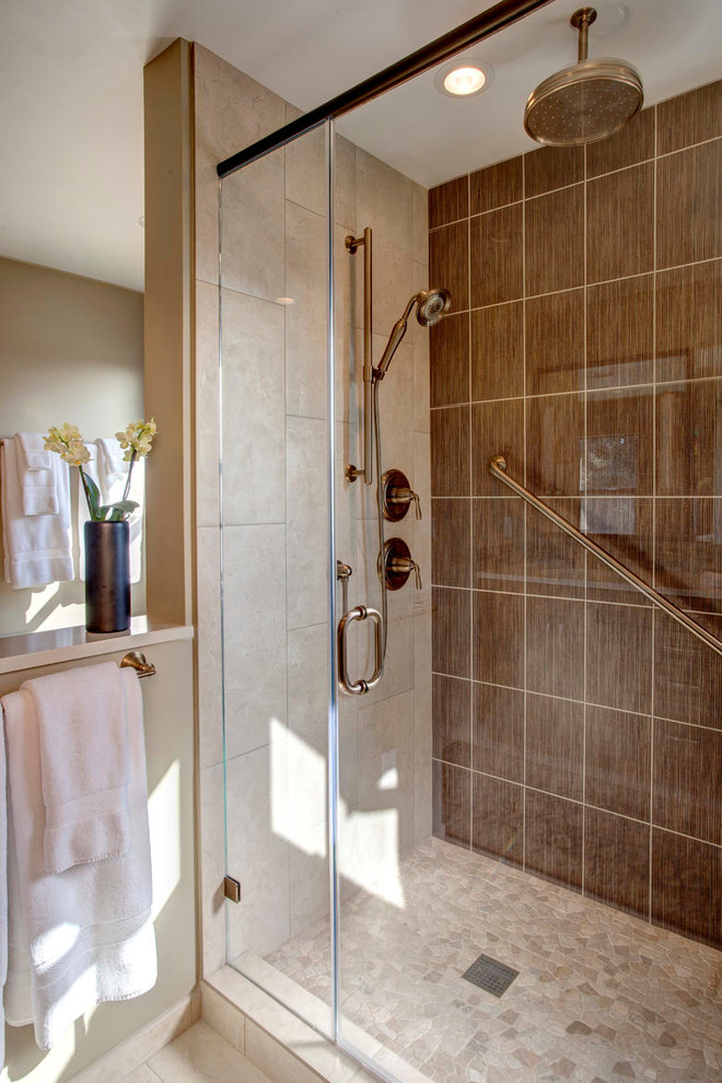 Idéer för ett mellanstort klassiskt en-suite badrum, med ett nedsänkt handfat, skåp i mörkt trä, blå kakel, glasskiva och beige väggar