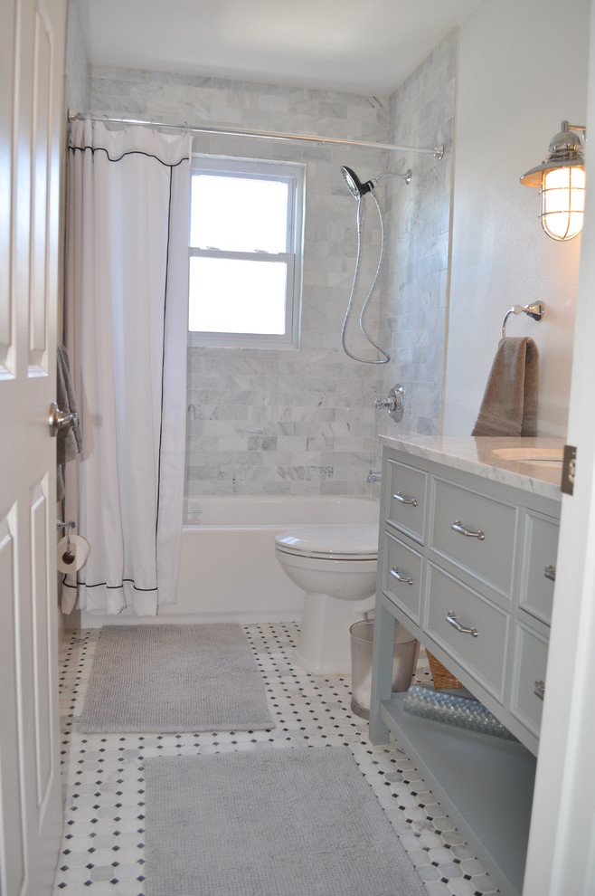 Идея дизайна: маленькая ванная комната в морском стиле с фасадами с декоративным кантом, серыми фасадами, душем над ванной, унитазом-моноблоком, белыми стенами и накладной раковиной для на участке и в саду