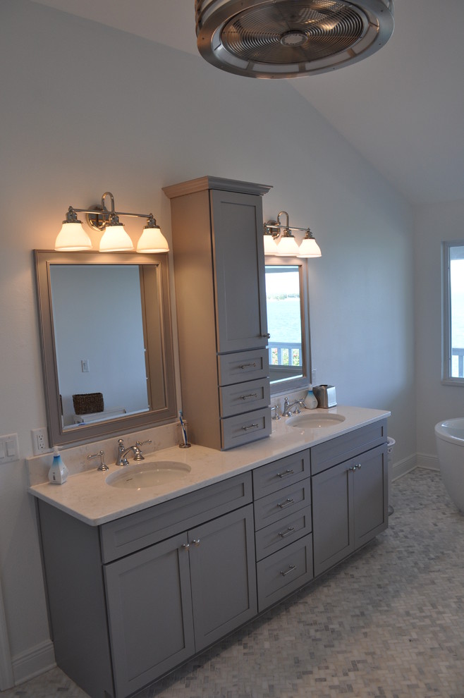 Esempio di una piccola stanza da bagno stile marinaro con ante a filo, ante grigie, vasca/doccia, WC monopezzo, pareti bianche e lavabo da incasso