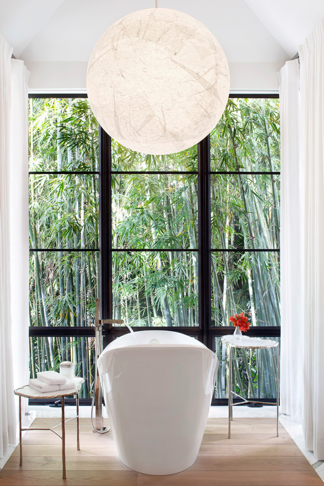 マイアミにあるラグジュアリーなトロピカルスタイルのおしゃれな浴室 (置き型浴槽) の写真