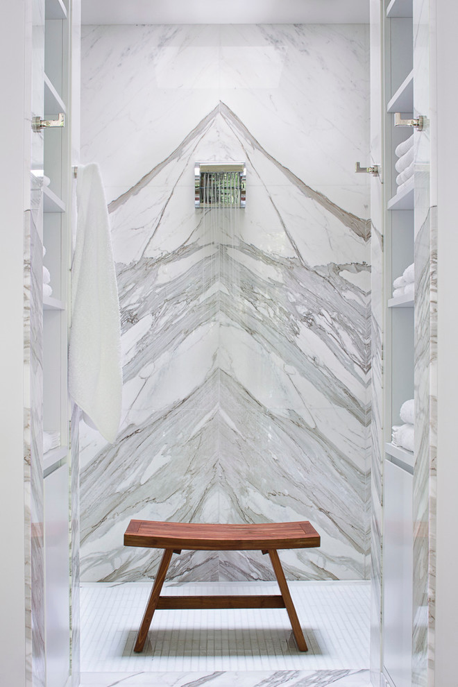 Ispirazione per una grande stanza da bagno contemporanea con piastrelle bianche e piastrelle di marmo