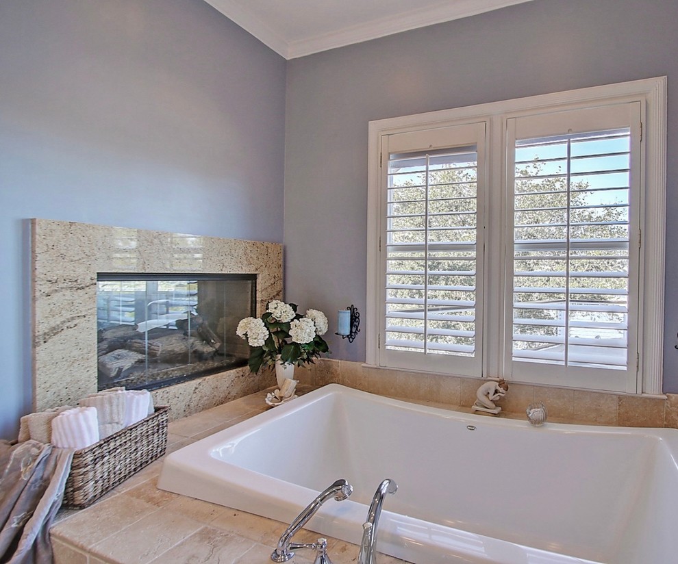 Immagine di una stanza da bagno con doccia stile marino con ante bianche, doccia doppia, WC monopezzo, piastrelle bianche, pareti beige, parquet chiaro, lavabo a colonna e top in granito
