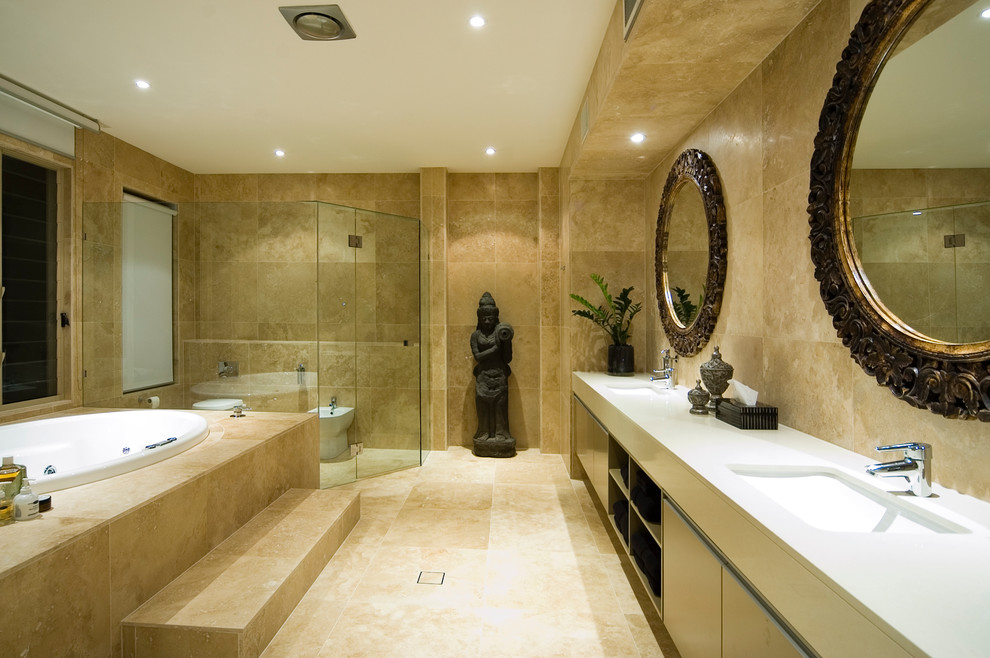Idee per una grande stanza da bagno padronale etnica con lavabo sottopiano, top in quarzo composito, doccia doppia, bidè e pavimento in marmo