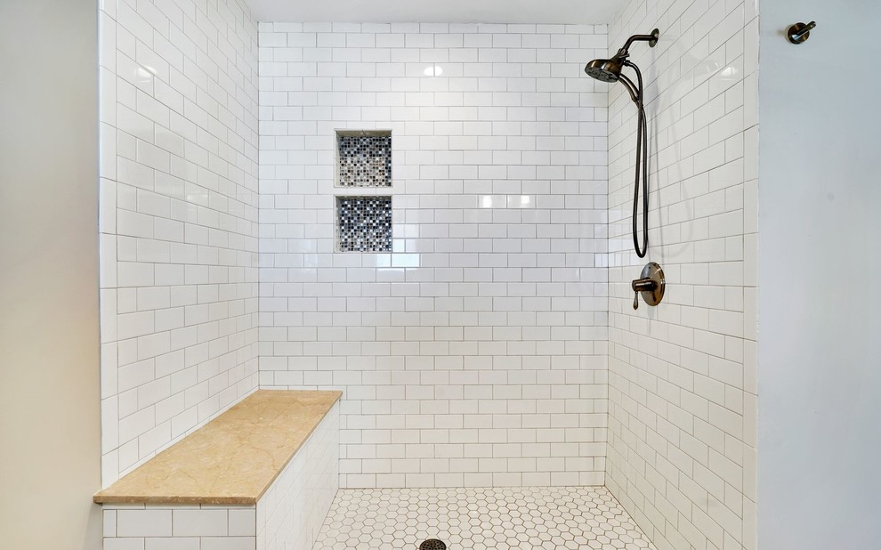 Пример оригинального дизайна: ванная комната среднего размера в морском стиле с душем в нише, белой плиткой, плиткой кабанчик, бежевыми стенами, полом из керамогранита, душевой кабиной, бежевым полом и открытым душем