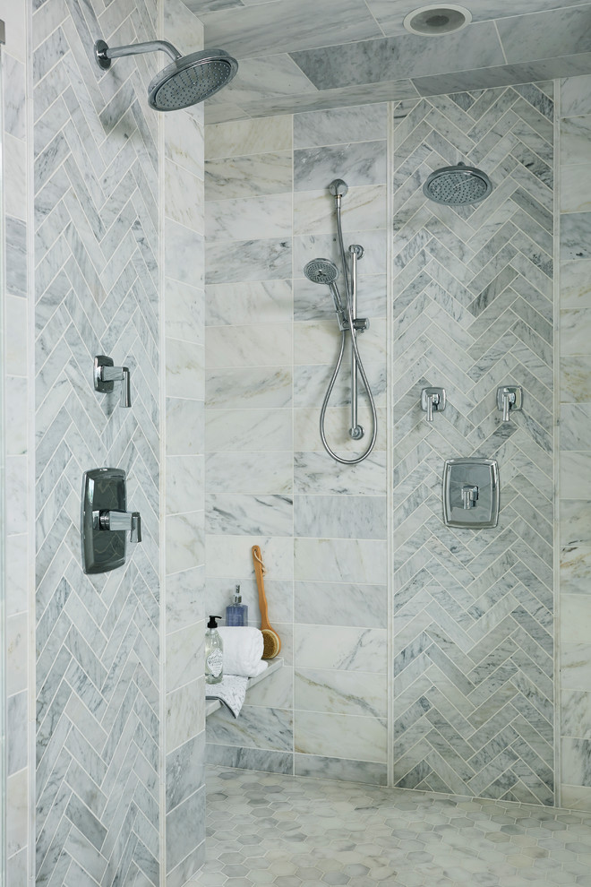 Idee per un'ampia stanza da bagno padronale tradizionale con piastrelle grigie, piastrelle di marmo, pavimento in marmo e pavimento bianco