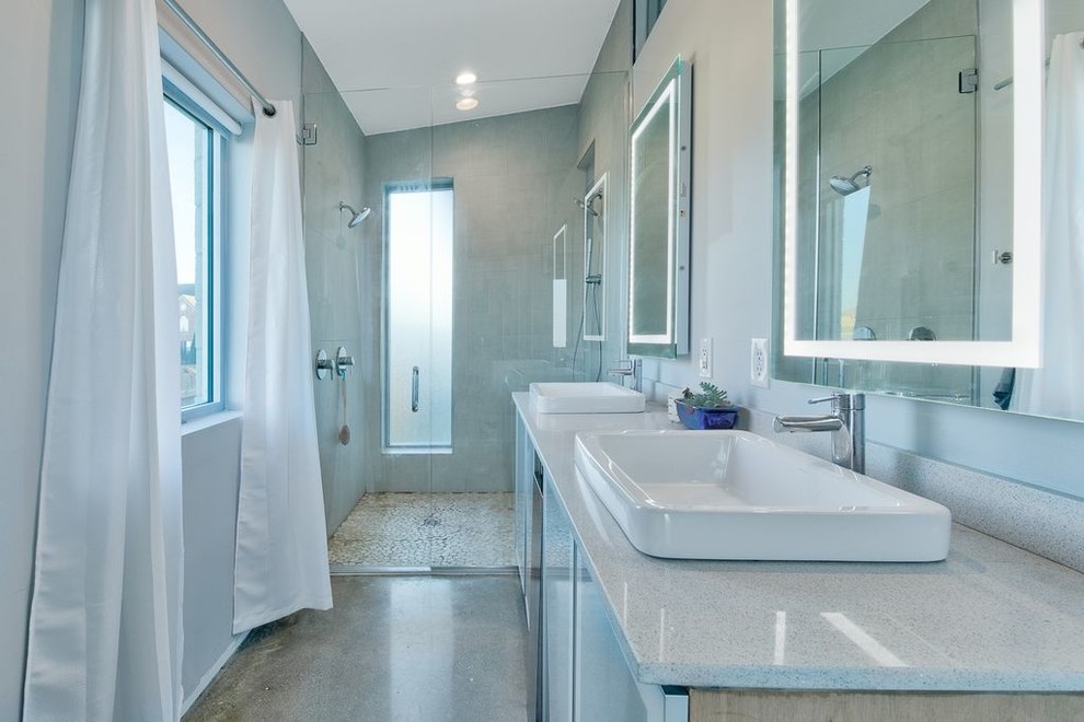 Modelo de cuarto de baño tradicional renovado con ducha doble, paredes beige, lavabo sobreencimera, suelo gris, ducha con puerta con bisagras y encimeras beige