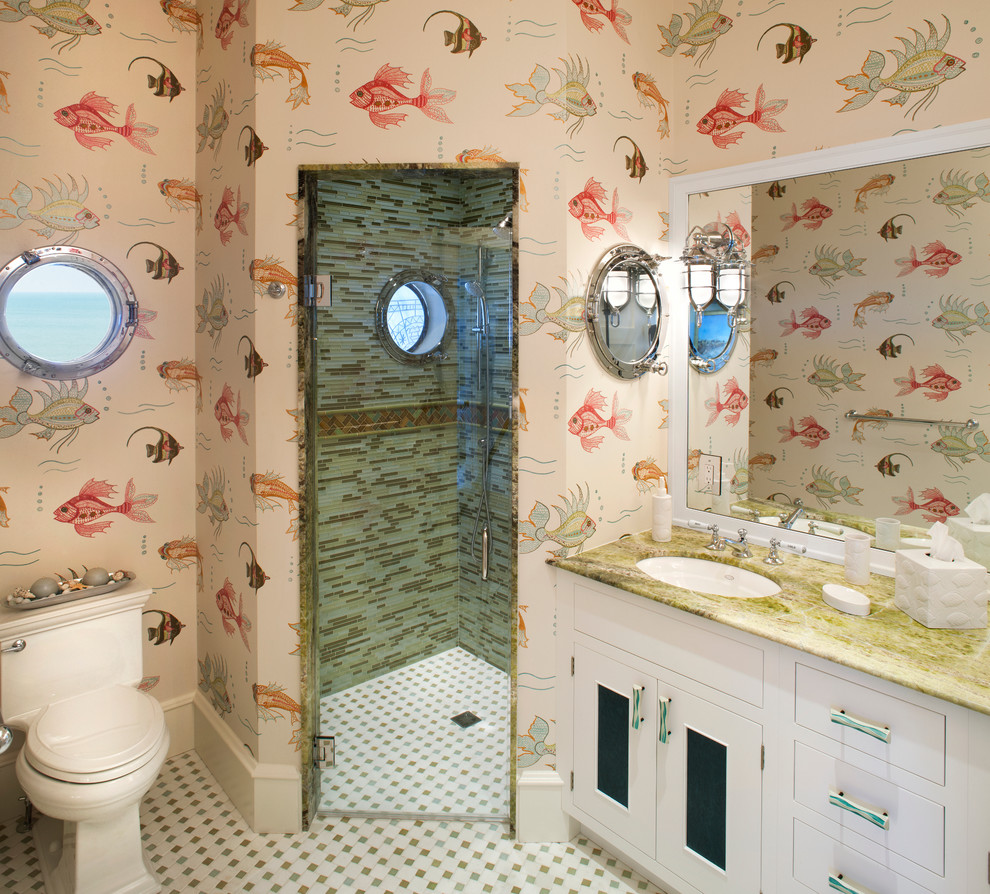 Idée de décoration pour une salle de bain marine avec un plan de toilette en granite et un mur multicolore.