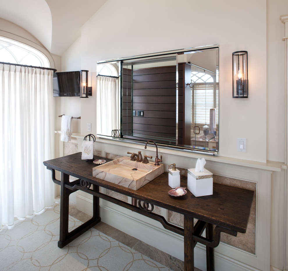 На фото: ванная комната в морском стиле с настольной раковиной