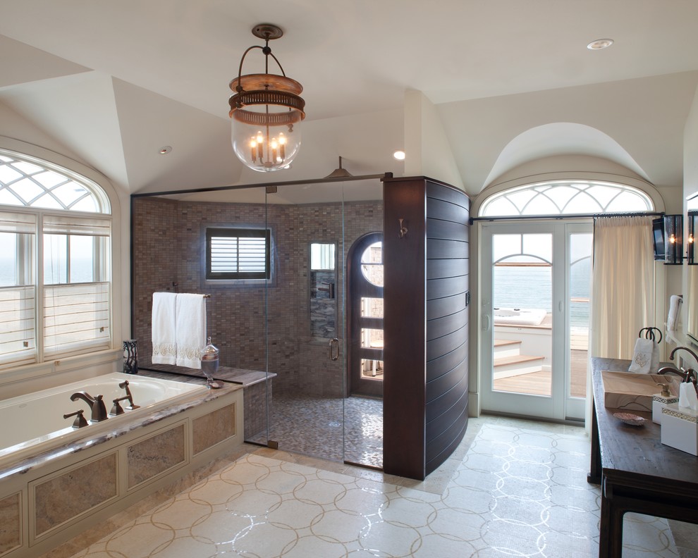 Foto di una stanza da bagno costiera con lavabo a consolle e doccia a filo pavimento