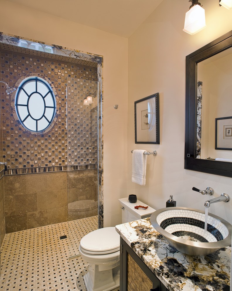 На фото: ванная комната в морском стиле с душем без бортиков, мраморной столешницей, плиткой мозаикой и настольной раковиной