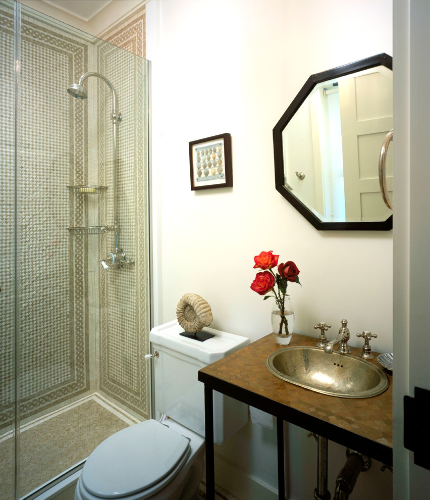 Idéer för ett litet klassiskt badrum med dusch, med öppna hyllor, svarta skåp, kaklad bänkskiva, en öppen dusch, en toalettstol med separat cisternkåpa, beige kakel, mosaik, vita väggar, mellanmörkt trägolv och ett nedsänkt handfat
