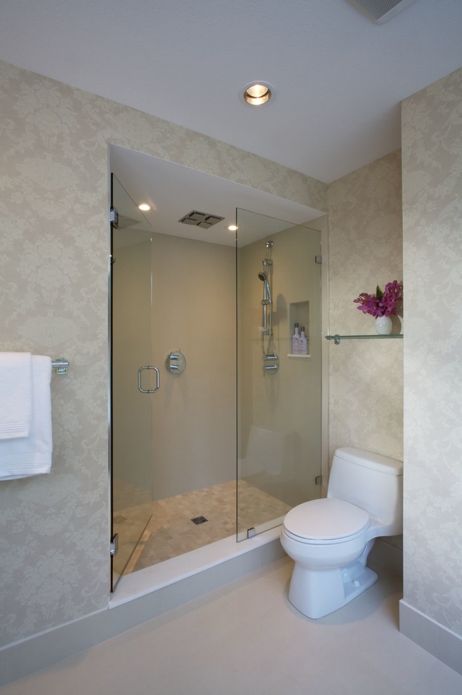 На фото: ванная комната в классическом стиле с унитазом-моноблоком