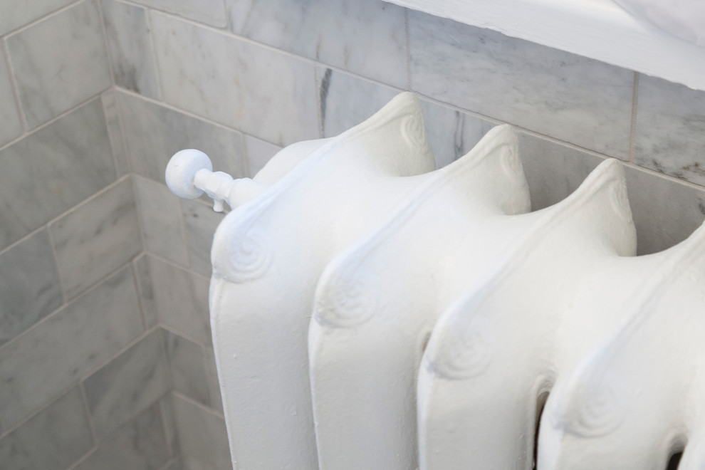 Foto på ett litet retro badrum med dusch, med ett piedestal handfat, ett badkar med tassar, en toalettstol med hel cisternkåpa, grå kakel, vit kakel, stenkakel, marmorgolv och gröna väggar