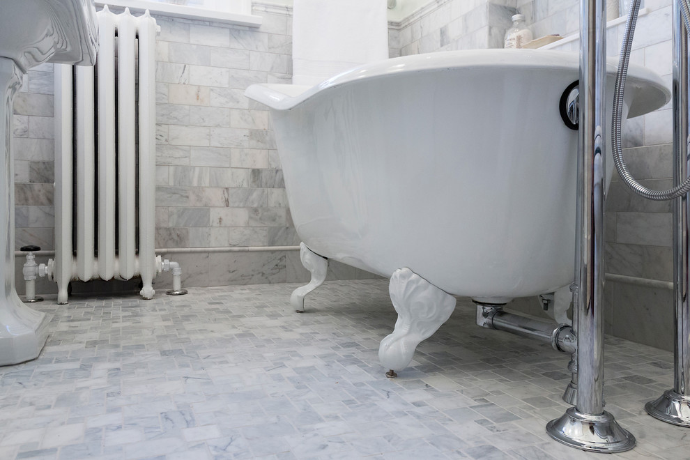 Exempel på ett litet 60 tals badrum med dusch, med ett piedestal handfat, ett badkar med tassar, en toalettstol med hel cisternkåpa, grå kakel, vit kakel, stenkakel, marmorgolv och gröna väggar