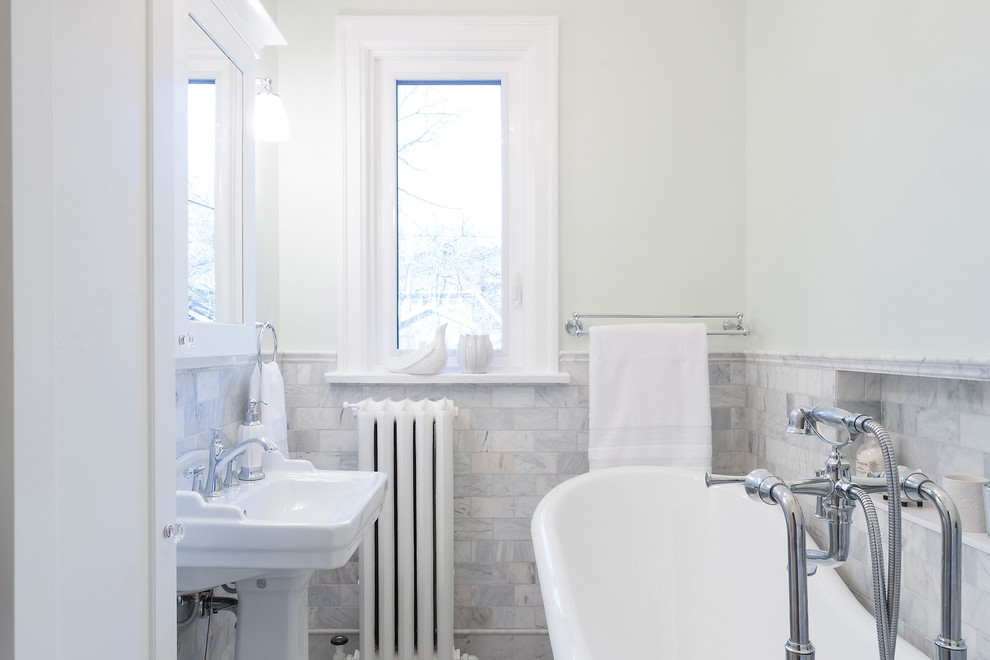 Cette photo montre une petite salle d'eau rétro avec un lavabo de ferme, une baignoire sur pieds, WC à poser, un carrelage gris, un carrelage blanc, un carrelage de pierre, un sol en marbre et un mur vert.