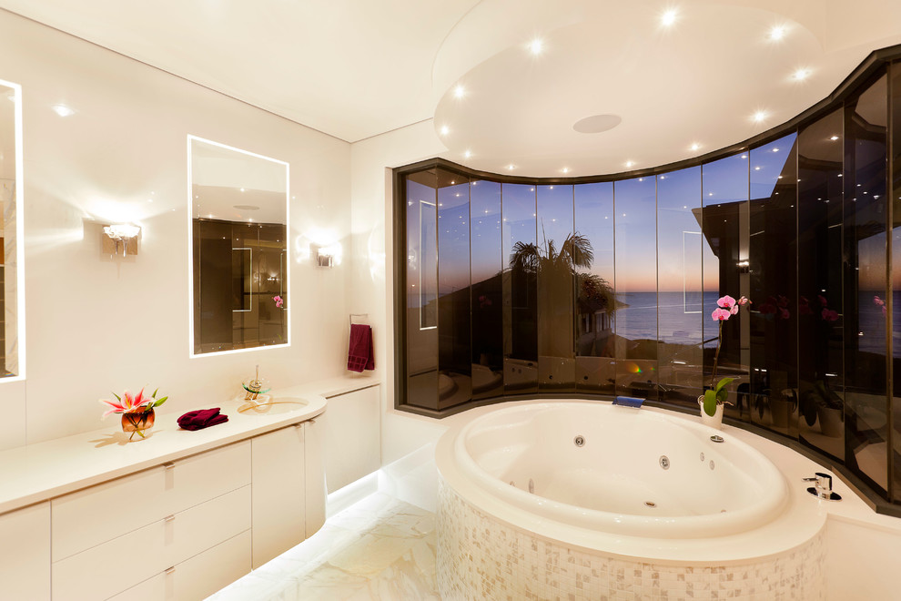 Foto de cuarto de baño principal moderno grande con lavabo bajoencimera, encimera de cuarzo compacto, bañera encastrada y baldosas y/o azulejos blancos