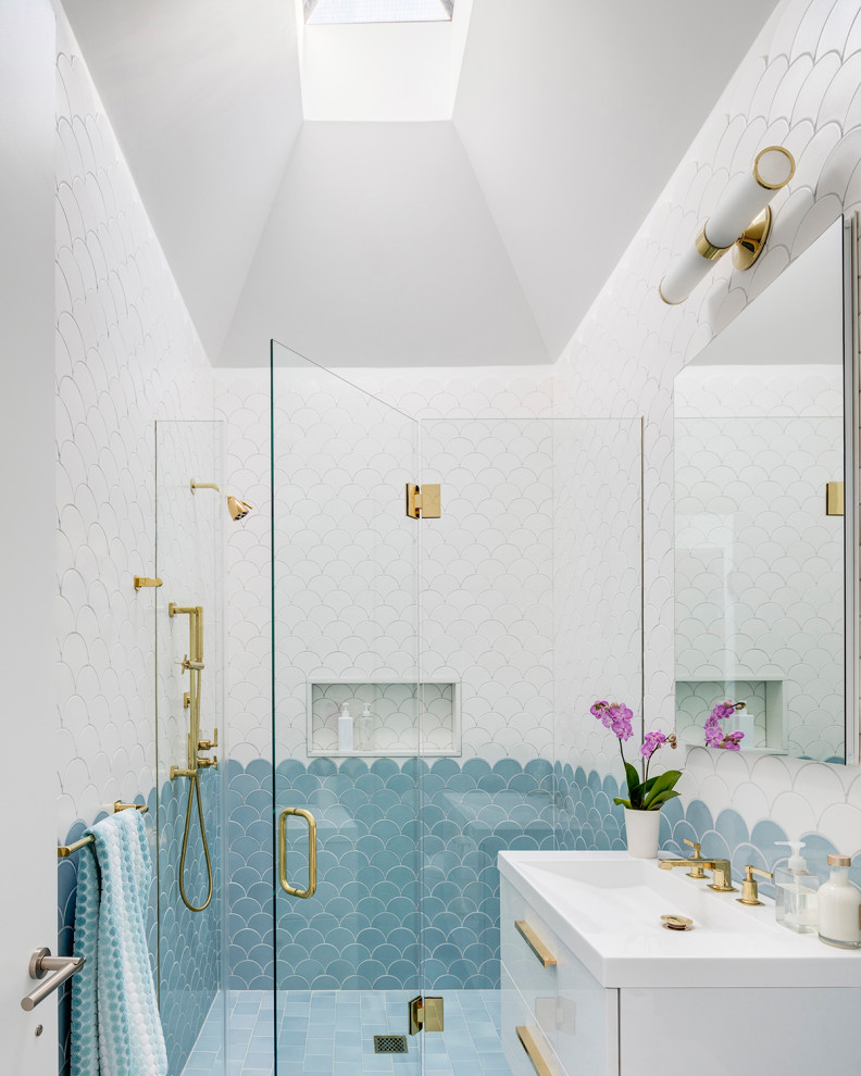 Пример оригинального дизайна: ванная комната в современном стиле с плоскими фасадами, отдельно стоящей ванной, керамогранитной плиткой, душем с распашными дверями, белой столешницей, тумбой под одну раковину, подвесной тумбой, сводчатым потолком, монолитной раковиной и душевой кабиной