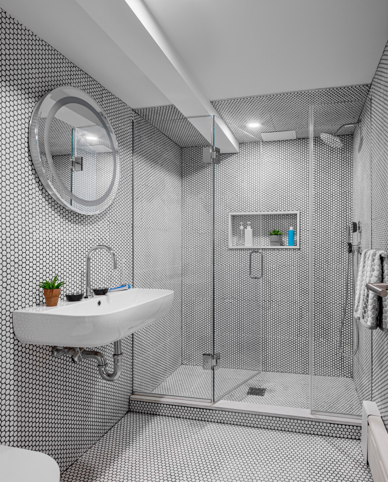 Bild på ett funkis badrum med dusch, med dusch med gångjärnsdörr, en dusch i en alkov, mosaik, flerfärgade väggar, mosaikgolv, ett väggmonterat handfat och flerfärgat golv