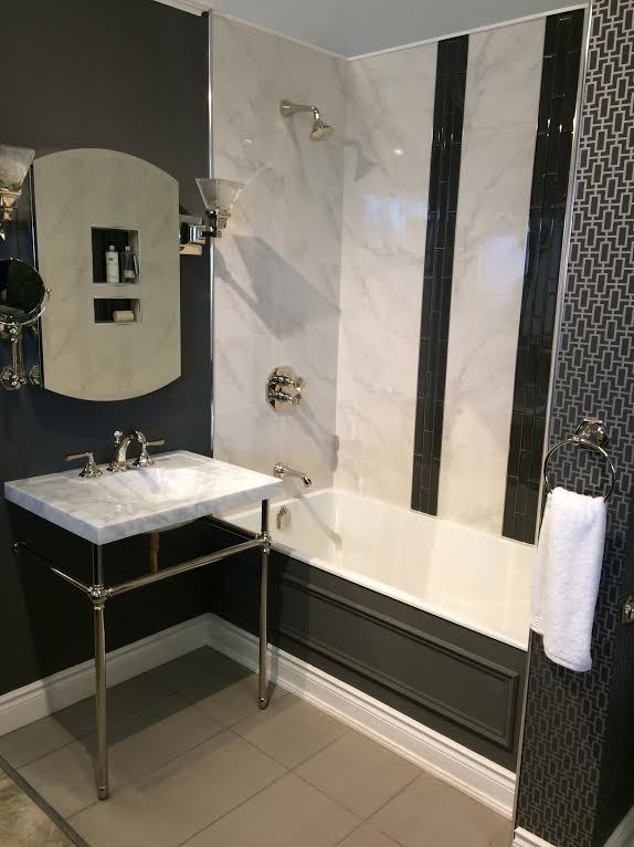 Klassisk inredning av ett badrum, med en dusch i en alkov, svart och vit kakel, svarta väggar, klinkergolv i keramik och ett konsol handfat