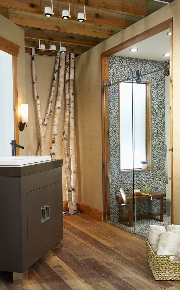 Immagine di una stanza da bagno minimal con lavabo a bacinella, ante lisce, ante marroni e doccia alcova