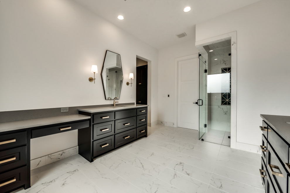Diseño de cuarto de baño principal clásico renovado grande con armarios tipo mueble, puertas de armario negras, encimera de cuarzo compacto y encimeras beige