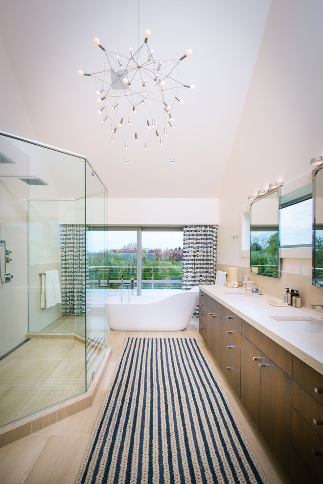 На фото: ванная комната в современном стиле с врезной раковиной, отдельно стоящей ванной и двойным душем