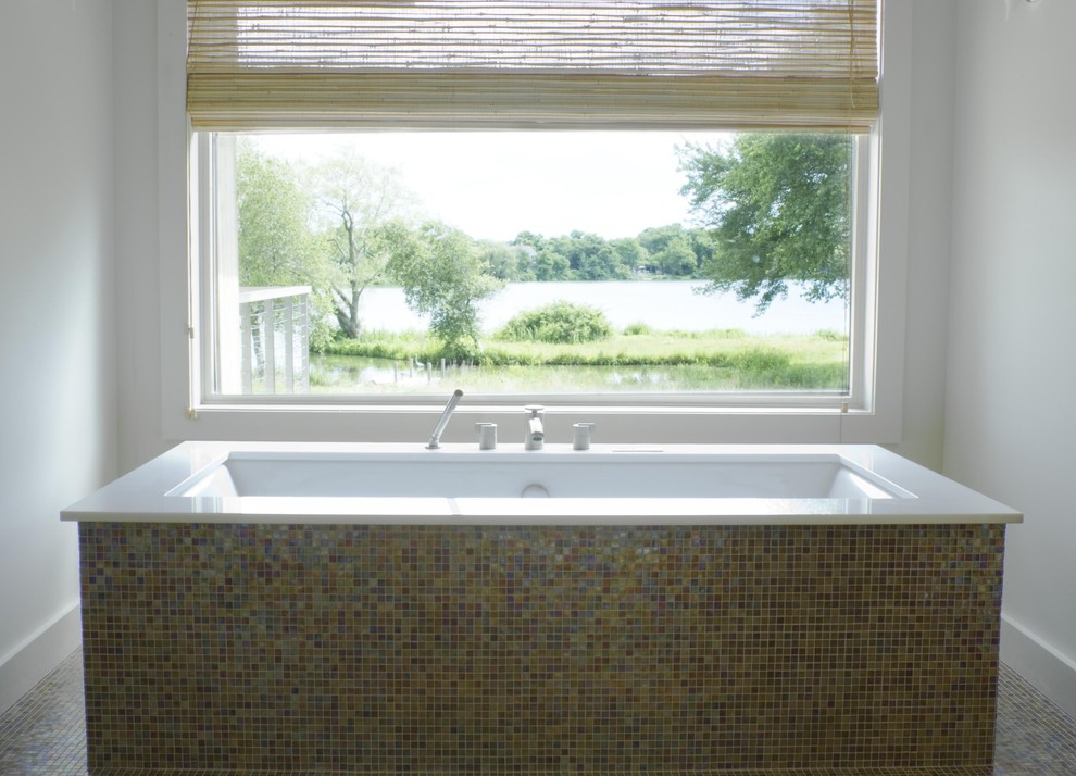 Aménagement d'une salle de bain contemporaine avec mosaïque et une fenêtre.