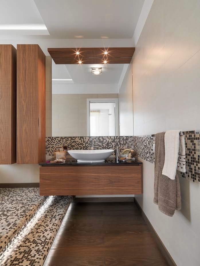 Inspiration för ett funkis badrum, med beige kakel, svart kakel, brun kakel, mosaik, beige väggar, vinylgolv, ett fristående handfat och brunt golv