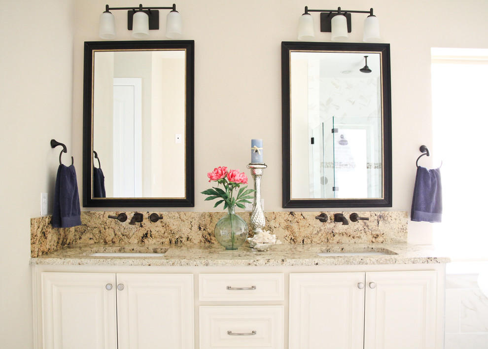 Country Badezimmer En Suite mit weißen Schränken, Löwenfuß-Badewanne und Granit-Waschbecken/Waschtisch in Dallas
