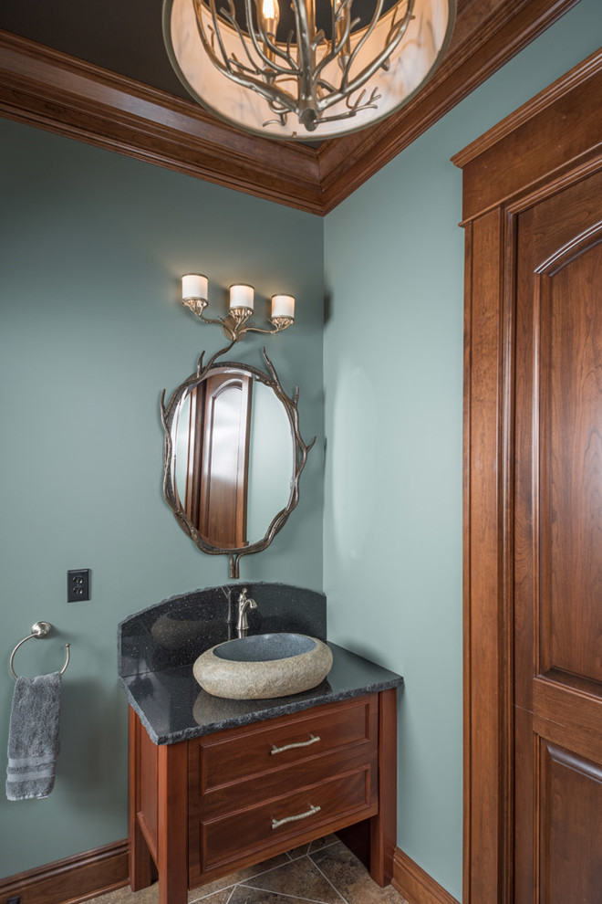 Idée de décoration pour une grande salle d'eau chalet en bois brun avec un placard avec porte à panneau encastré, une baignoire posée, une douche ouverte, WC à poser, un carrelage beige, des carreaux de porcelaine, un mur bleu, un sol en carrelage de porcelaine, un lavabo encastré et un plan de toilette en granite.