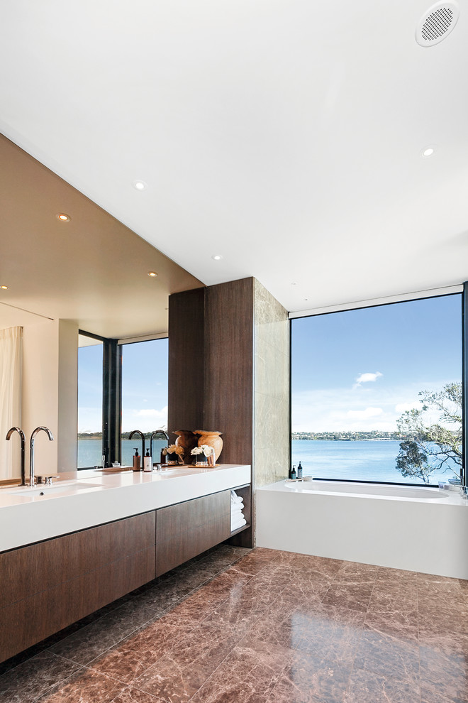 Стильный дизайн: главная ванная комната в современном стиле с плоскими фасадами, темными деревянными фасадами, гидромассажной ванной, врезной раковиной, коричневым полом и белой столешницей - последний тренд