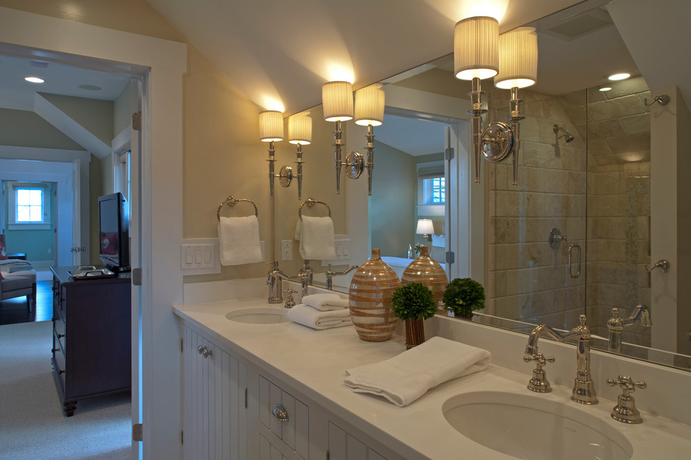 Exempel på ett mellanstort klassiskt en-suite badrum, med skåp i shakerstil, vita skåp, ett fristående badkar, en hörndusch, en toalettstol med hel cisternkåpa, gul kakel, stenkakel, beige väggar, kalkstensgolv, ett undermonterad handfat och bänkskiva i kvarts