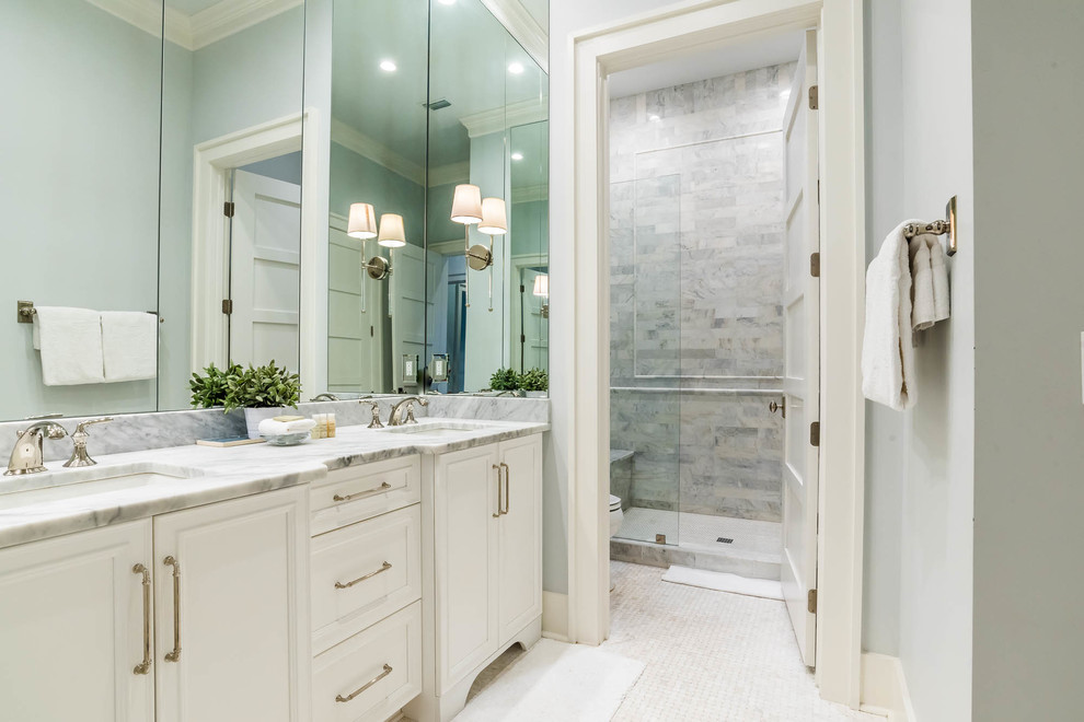 Idee per una stanza da bagno padronale stile marino con ante in stile shaker, ante bianche, doccia alcova, pareti grigie, lavabo sottopiano, pavimento bianco e doccia aperta