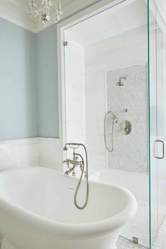 Стильный дизайн: главная ванная комната среднего размера в морском стиле с отдельно стоящей ванной, душем над ванной, врезной раковиной и тумбой под одну раковину - последний тренд