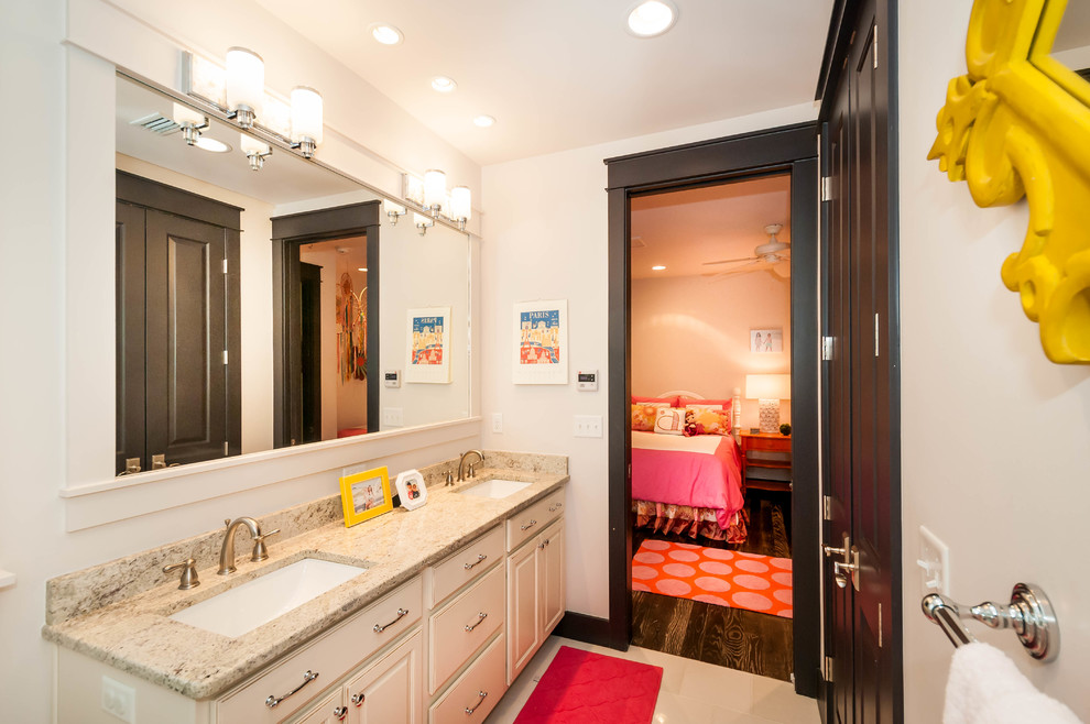 Diseño de cuarto de baño infantil clásico renovado de tamaño medio con armarios estilo shaker, puertas de armario blancas, paredes blancas, suelo de baldosas de porcelana, lavabo bajoencimera y encimera de granito