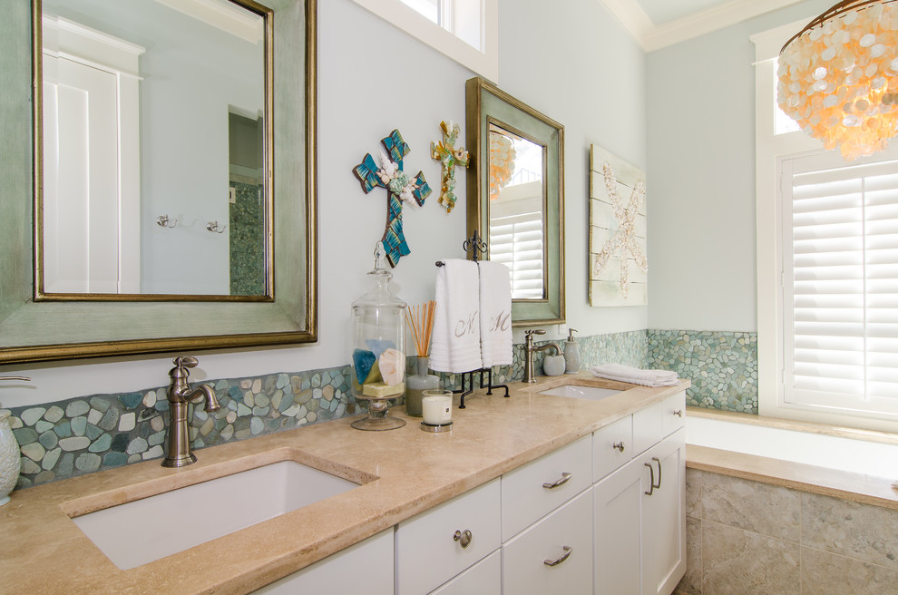Стильный дизайн: главная ванная комната среднего размера в морском стиле с фасадами в стиле шейкер, белыми фасадами, полновстраиваемой ванной, бежевой плиткой, керамогранитной плиткой, зелеными стенами, врезной раковиной и столешницей терраццо - последний тренд